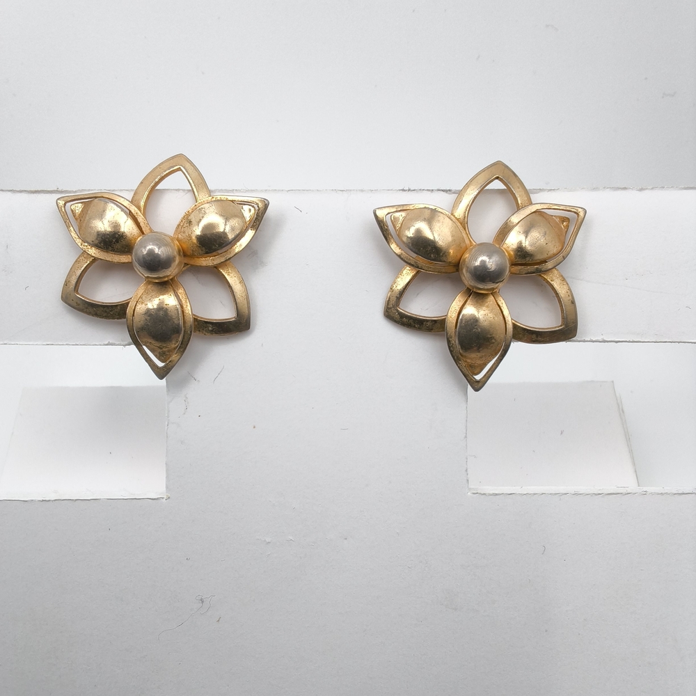 Vintage Sarah Coventry Demure Gold Flower Clip-On Earrings